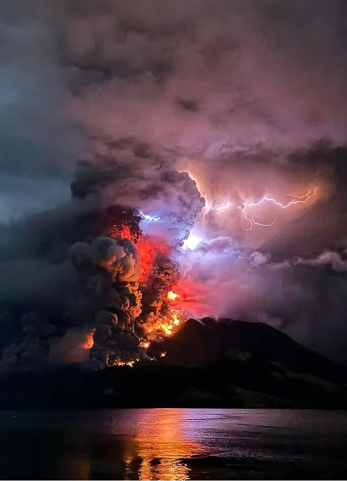 Mount Ruang uitbarsting met bliksem. (Bron: Getty Images)